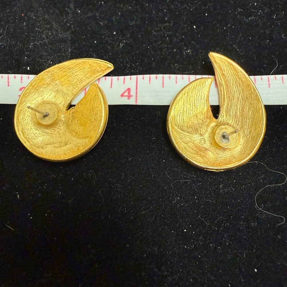 Vintage‎ Abstract Swirl Enamel Stud Earrings Gold Tone Tan Cream Marbled Retro